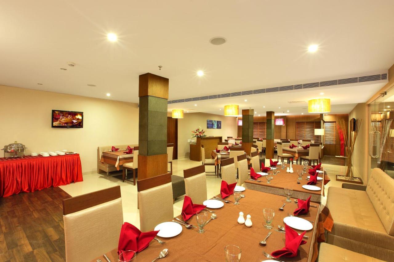 Park Residency Adoor Hotel Adur Exterior foto