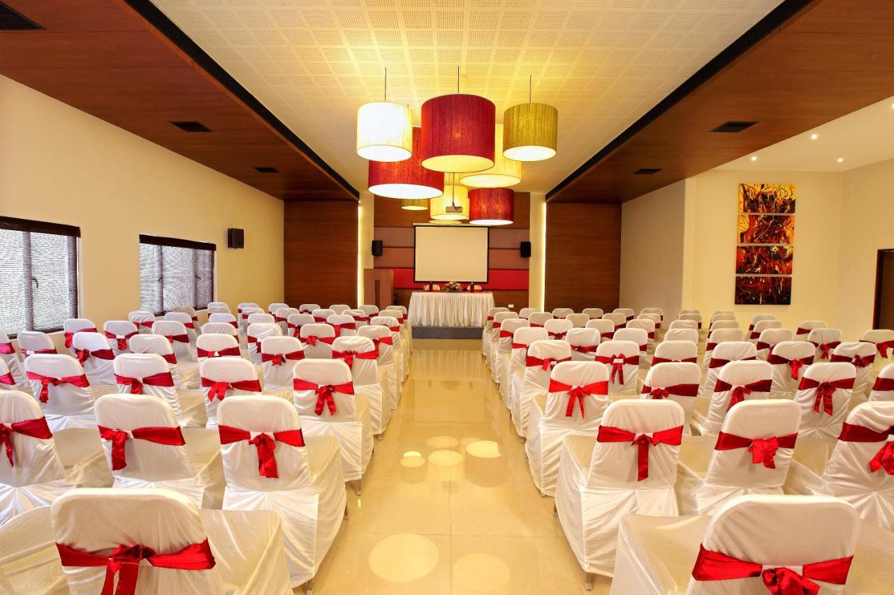 Park Residency Adoor Hotel Adur Exterior foto