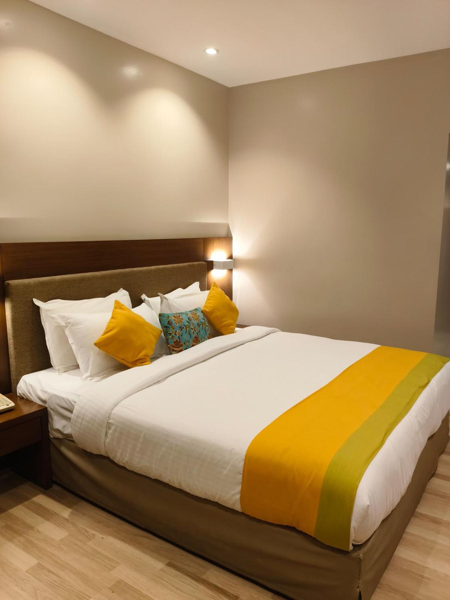 Park Residency Adoor Hotel Adur Exterior foto