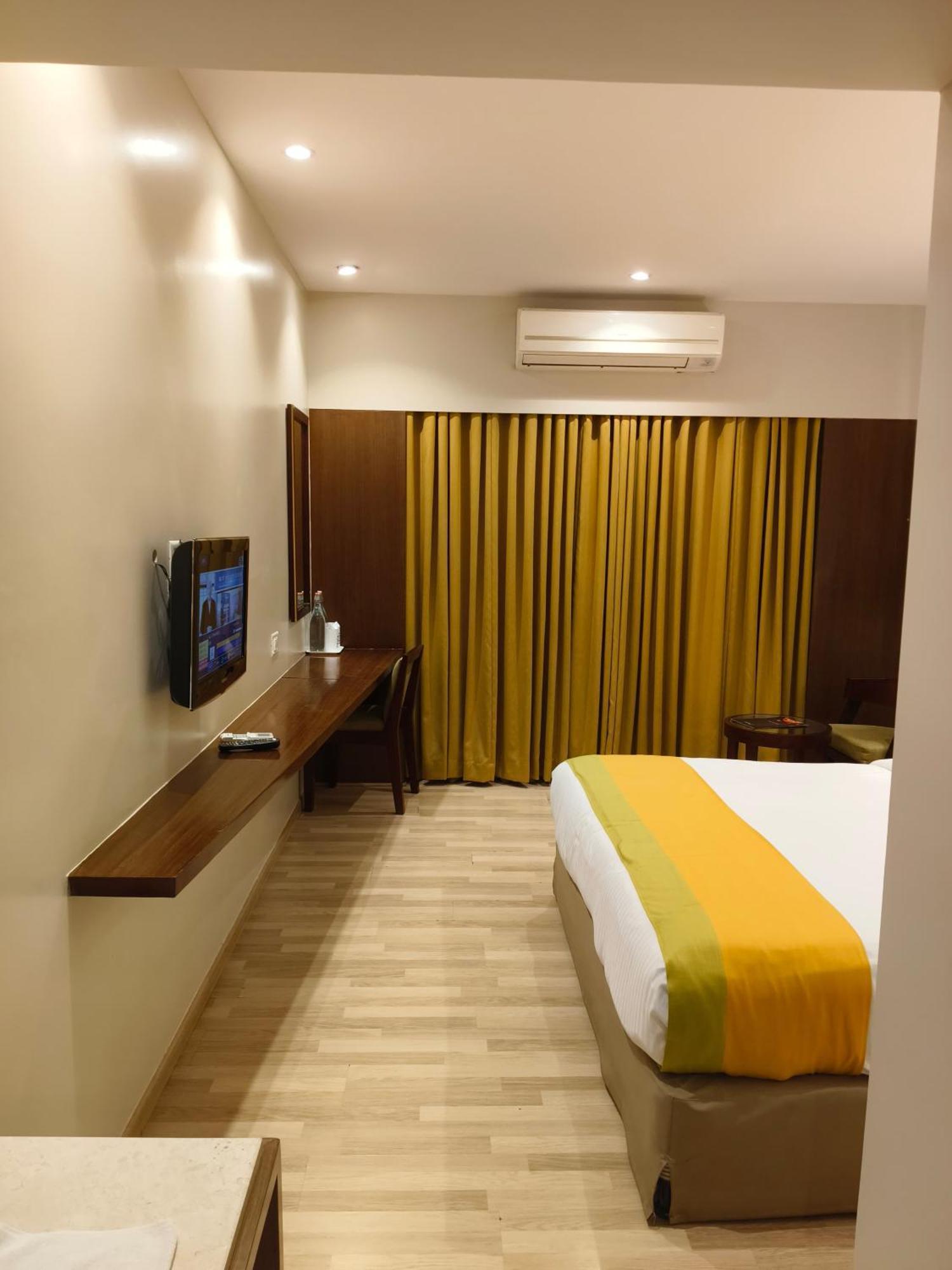 Park Residency Adoor Hotel Adur Exterior foto
